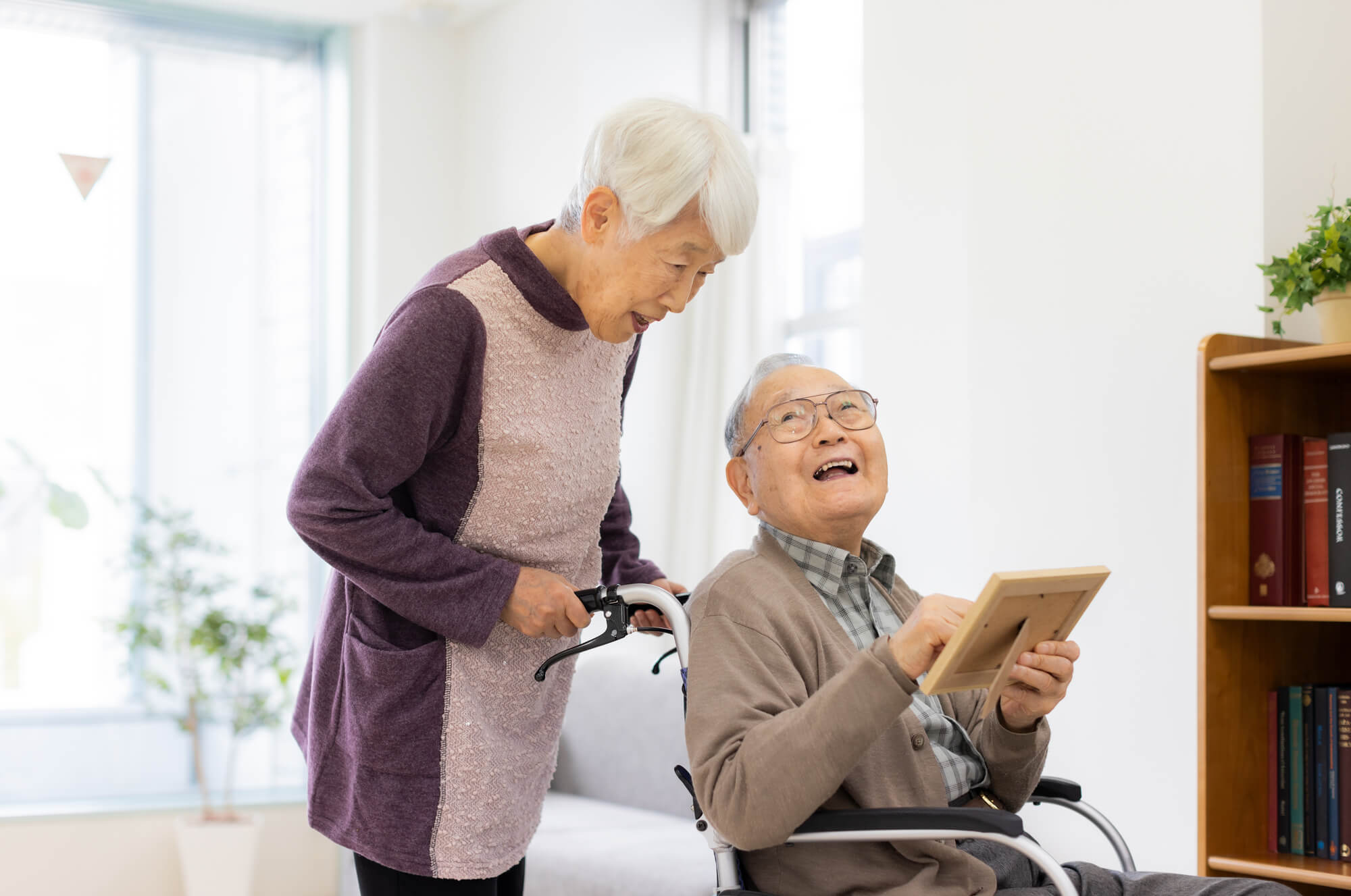 間質性肺炎は、肺の組織が硬くなって呼吸機能が低下していく進行性の病気です