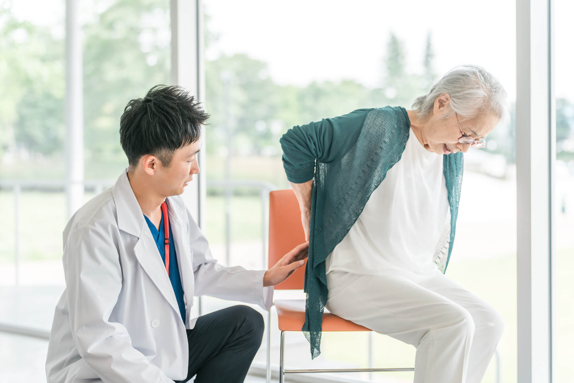 脊柱管狭窄症の治し方とは？治療の選択肢について解説