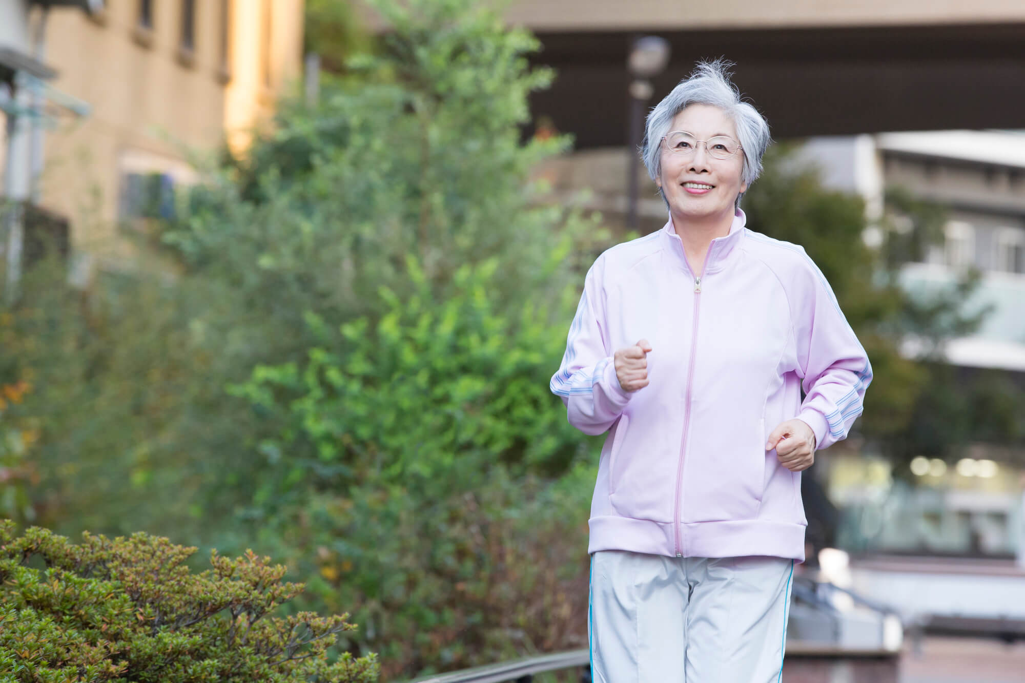 圧迫骨折とその治療方法のひとつである骨セメント療法について解説