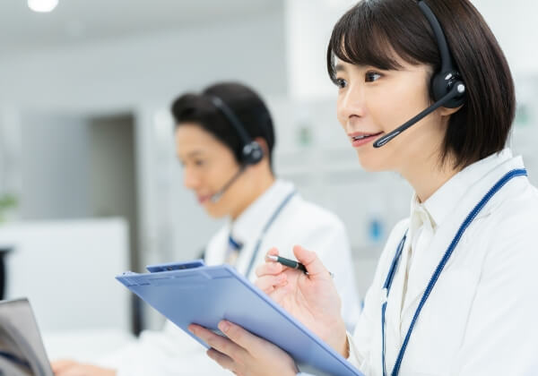 医師への確認・日程調整を行っているイメージ