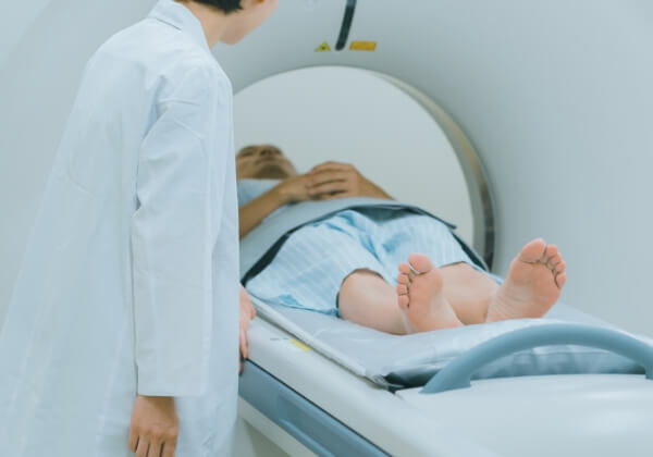 MRI/CTの画像診断を受けているイメージ
